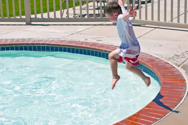 Niño Exuberante Saltando Agua Divirtiéndose Piscina Local — Foto de Stock