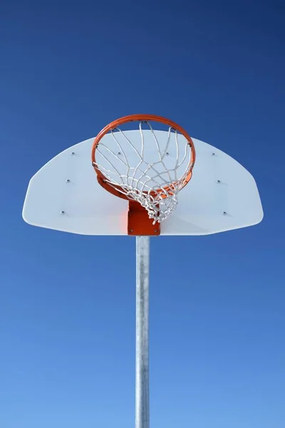 篮球背板 篮球和网对蓝天 — 图库照片