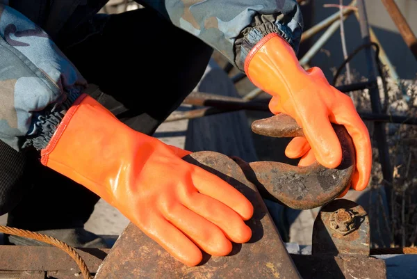 Närbild Arbetstagare Man Orange Handskar — Stockfoto