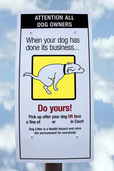 Waarschuwing Boetes Voor Honden Vervuiling Met Bewolkte Achtergrond — Stockfoto