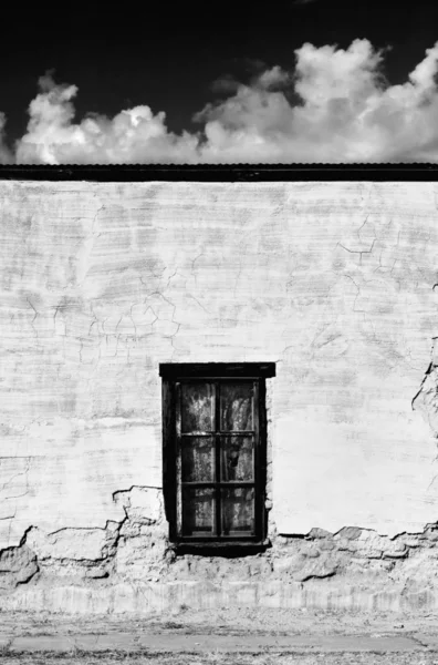 Janela Com Cortinas Edifício Adobe Embarcado Abandonado — Fotografia de Stock