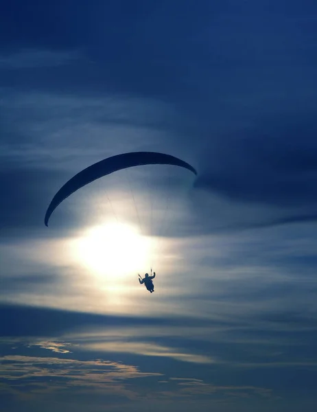 太陽の下でパラグライダー — ストック写真