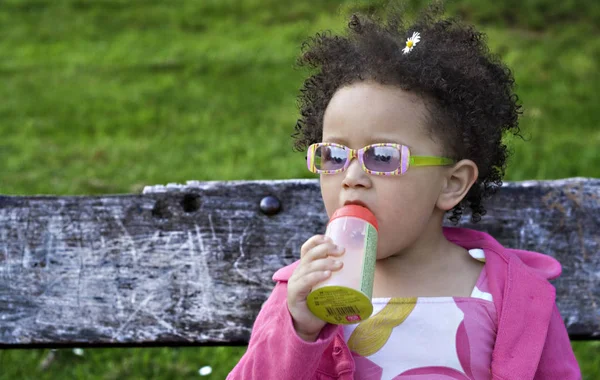 Junges Schwarzes Mädchen Mit Brille — Stockfoto