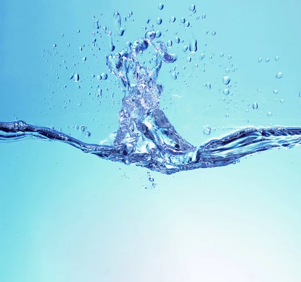 Water Splash Geïsoleerd Een Blauwe Achtergrond — Stockfoto
