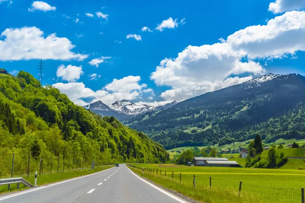 Δρόμος Ανάμεσα Στις Άλπεις Όρη Klosters Serneus Νταβός Ελβετία Graubuenden — Φωτογραφία Αρχείου