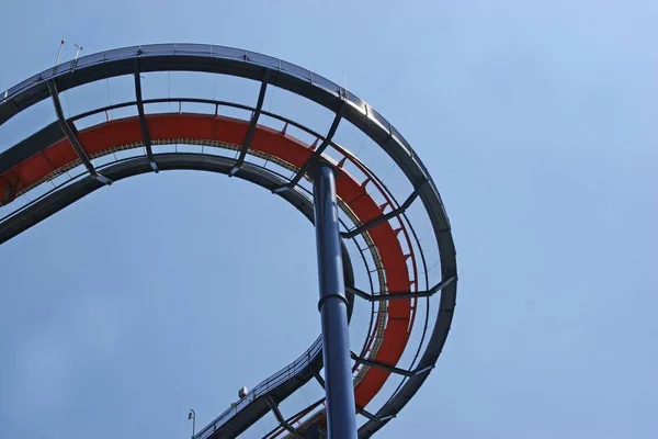 Parlak Bir Yaz Gününde Yeni Bir Lunapark Treni Detayı — Stok fotoğraf