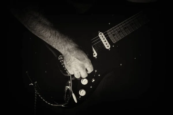 Monochrome Nahaufnahme Eines Gitarristen Der Gitarre Spielt — Stockfoto