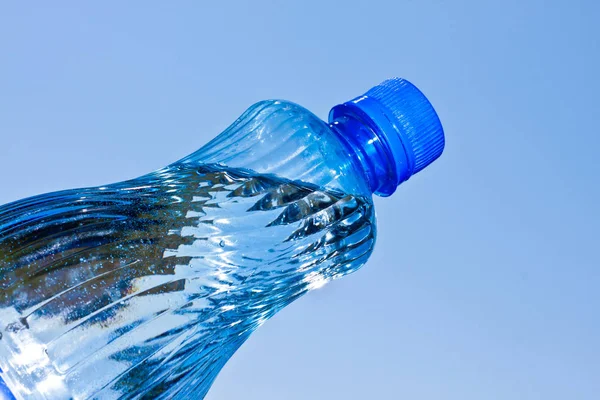 Бутылка Воды Голубой Крышкой — стоковое фото