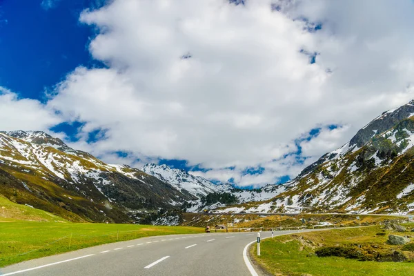 Δρόμο Μεταξύ Χιονισμένες Άλπεις Όρη Fluelapass Νταβός Ελβετία Graubuenden — Φωτογραφία Αρχείου