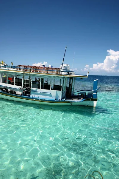 Nave Las Maldivas Que Cruza Entre Arrecife — Foto de Stock