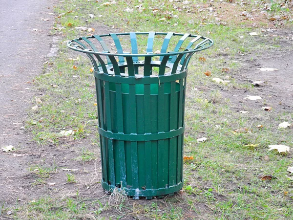 Riga Sokaklarından Birinde Dustbin — Stok fotoğraf