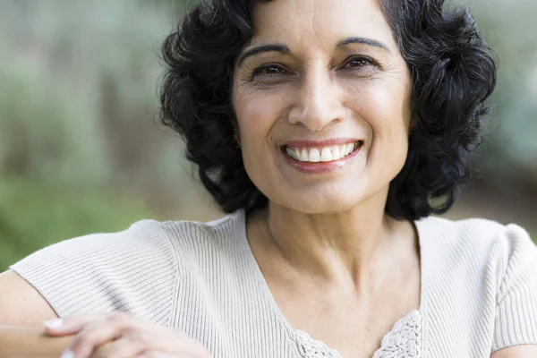 Portret Van Een Lachende Volwassen Indiase Vrouw Die Direct Naar — Stockfoto