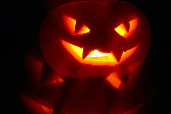Beleuchtete Niedliche Halloween Kürbis Isoliert Auf Schwarzem Hintergrund — Stockfoto