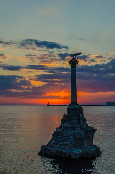 下沉的船在塞瓦斯托波尔日落时的纪念碑 — 图库照片
