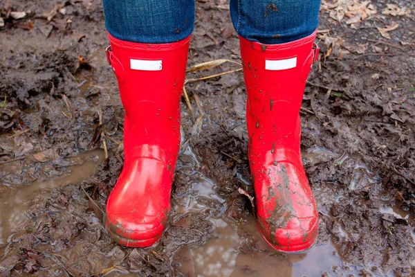 Botas Lluvia Rojas Las Piernas Una Chica Después Que Jugó — Foto de Stock