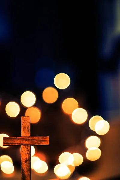 Une Croix Bois Avec Des Lumières Chaudes Déconcentrées Arrière Plan — Photo