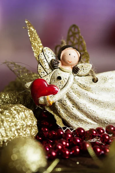 Anioł Zabytkowych Zabawek Anioł Zabawka Sercem Dłoni Tle Boże Narodzenie — Zdjęcie stockowe