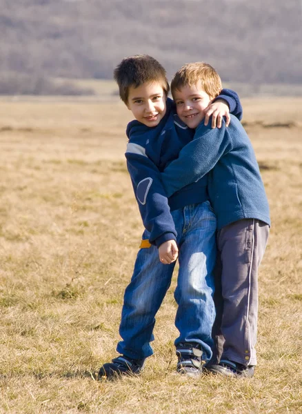 Два Мальчика Обнимаются Солнечный День — стоковое фото