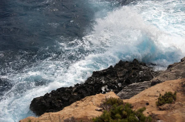 Fuertes Olas Isla Malta Con Agua Muy Azul — Foto de Stock