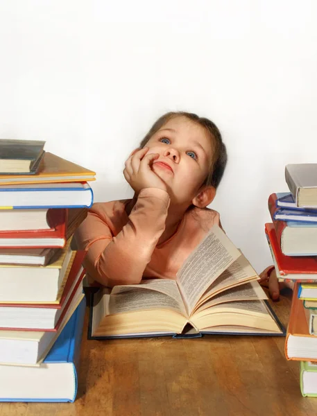 Bambina Sogna Molti Libri Sul Tavolo Vicino Lei — Foto Stock