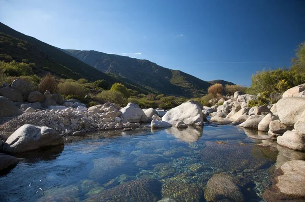 Gredos 山在阿维拉西班牙河 — 图库照片