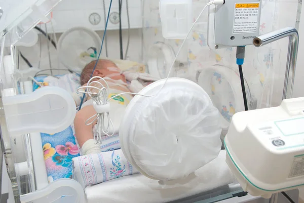 Νεογέννητο Μωρό Που Κοιμάται Εκκολαπτήριο Στο Νοσοκομείο Υποκατάστημα Ανακινούμενες Εικόνες — Φωτογραφία Αρχείου