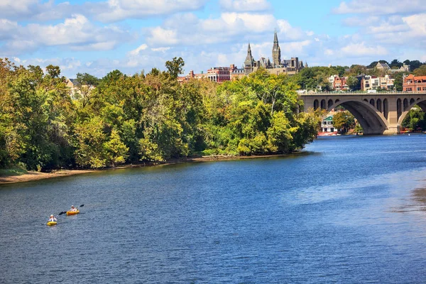 Viktiga Bron Potomacfloden Kajaker Georgetown University Washington Från Roosevelt Island — Stockfoto