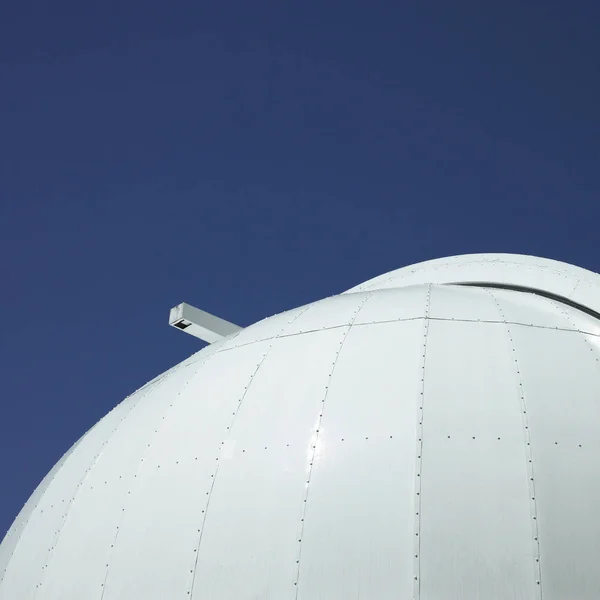 Λευκό Παρατηρητηρίου Κατά Γαλάζιο Του Ουρανού — Φωτογραφία Αρχείου