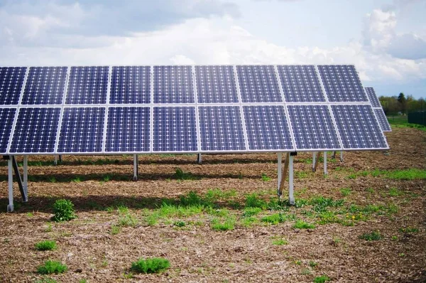 太阳能集热器能源植物以外的天空 — 图库照片