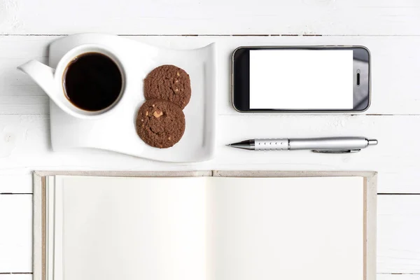 Kaffekopp Med Cookie Telefon Med Anteckningsbok Och Penna Vita Bord — Stockfoto