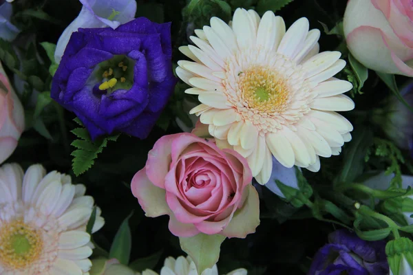 Rosas Gerberas Arranjo Flores Rosa Branco Azul — Fotografia de Stock