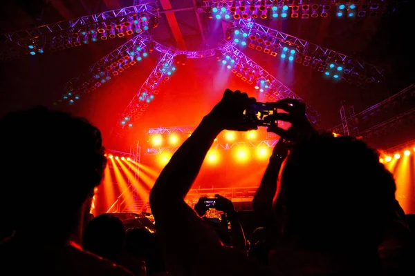 Rock Concert Gelukkige Mensen Silhouetten Opvoeden Handen Disco Party Met — Stockfoto