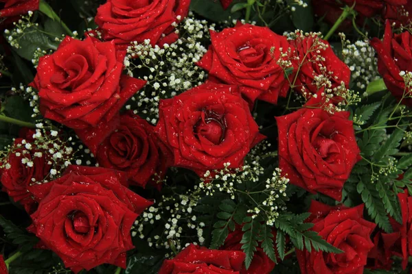 Rote Rosen Und Zigeunerblumen Einem Brautarrangement — Stockfoto