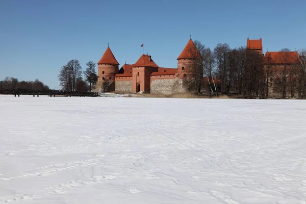 Castillo Trakai Lituania Con Lago Congelado — Foto de Stock