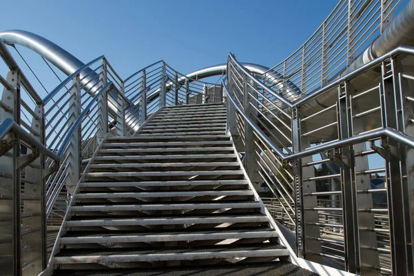 Conjunto de escalera, barandilla y pasamanos de acero inoxidable y