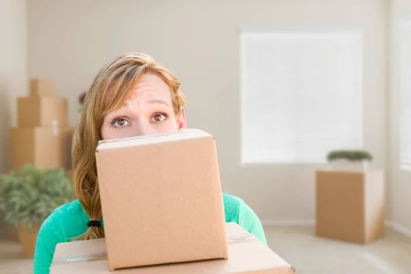 Feliz Mujer Joven Adulta Sosteniendo Cajas Móviles Una Habitación Vacía — Foto de Stock