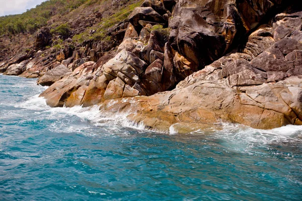 Vista Desde Océano Olas Suaves Rompiendo Una Costa Rocosa Costa — Foto de Stock