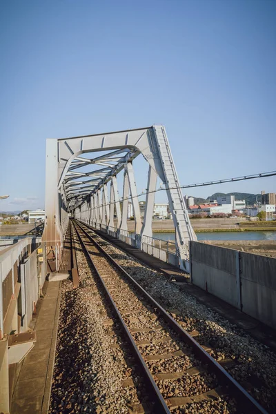 Τρένα Που Πηγαίνουν Πάνω Από Μια Μικρή Γέφυρα Ένα Ποτάμι — Φωτογραφία Αρχείου