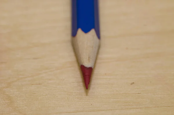 Naostrzony Ołówek Jasnym Kolorze Drewna Tła — Zdjęcie stockowe