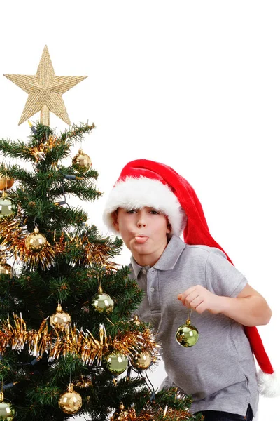 Junge Mit Weihnachtsmütze Ragt Zunge Weihnachtsbaum Auf Weißem Hintergrund Hervor — Stockfoto