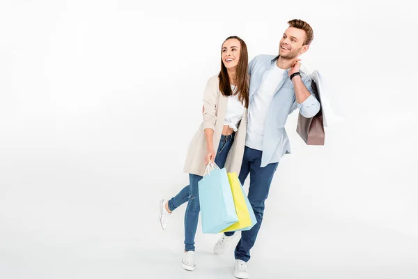 幸福小两口用拥抱和视线上白色的购物袋 — 图库照片