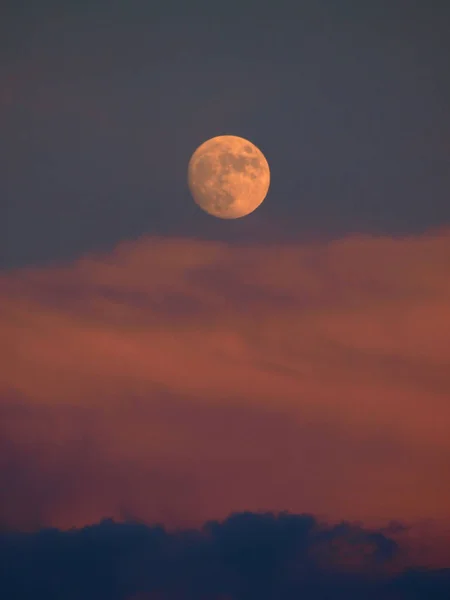 Księżyc Nad Chmurą Zachód Słońca — Zdjęcie stockowe
