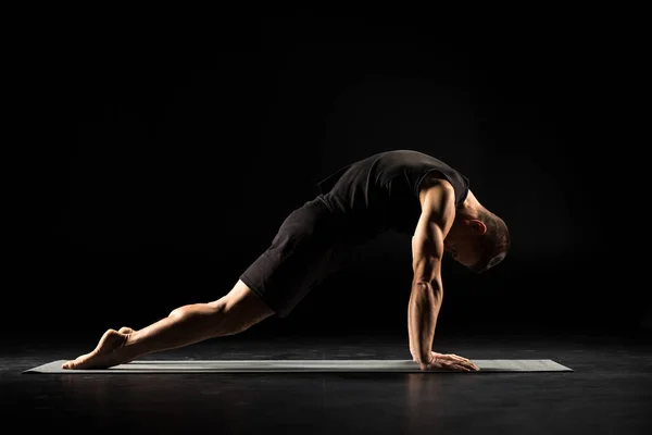 Hombre Practicando Yoga Realizando Asana Marjariasana Sobre Esterilla Yoga —  Fotos de Stock