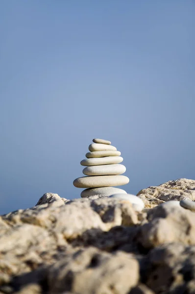 青空の背景に白い海石の和風ピラミッド — ストック写真