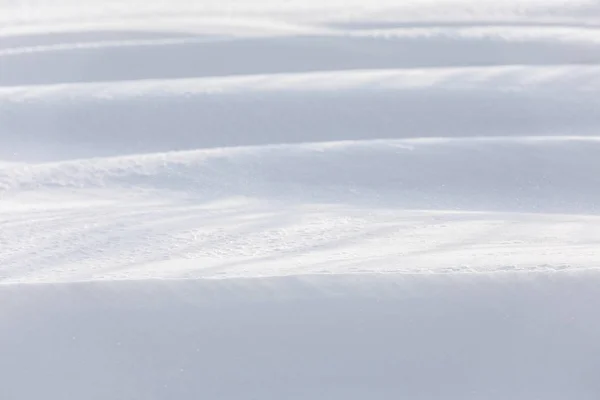 冬季雪堆背景与美丽的线条和阴影 — 图库照片