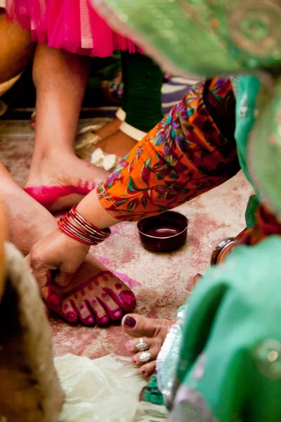 インドの新郎は 彼らのマンダッププジャの色の足のフィングレを行う結婚の儀式を行います — ストック写真