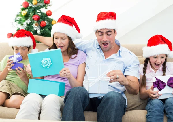 Familia Emocionada Abriendo Regalos Navidad Casa — Foto de Stock