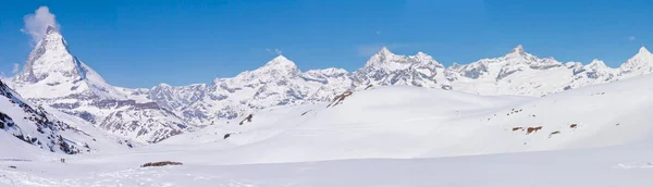 Panorama Snow Pejzaż Górski Błękitnego Nieba Szczyt Matterhorn Alpach Regionu — Zdjęcie stockowe