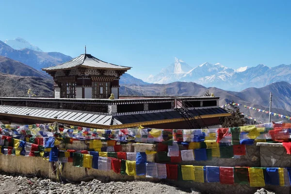 Mosteiro Budista Alto Nas Montanhas Com Grande Número Bandeiras Perto — Fotografia de Stock