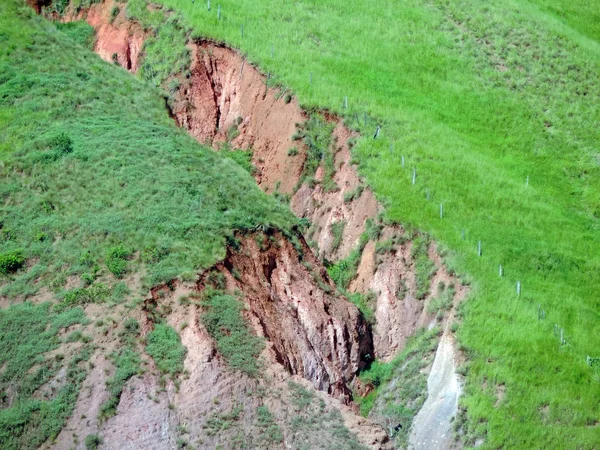 Tierra Inclinada Muy Desgastada Por Erosión — Foto de Stock